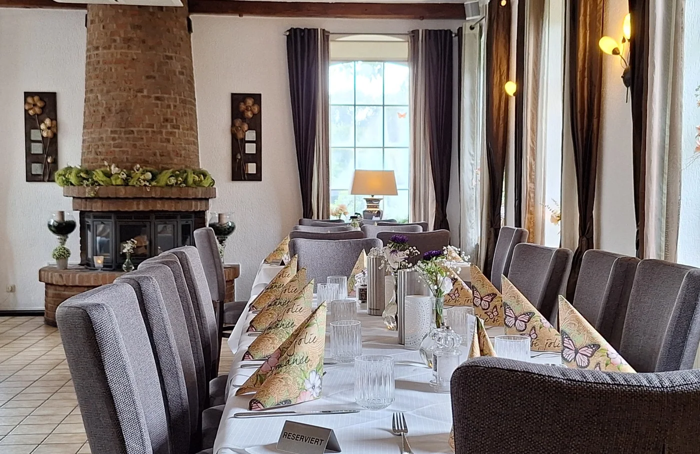 Gastraum im Forsthaus Weiden mit liebevoll eingedeckten Tisch